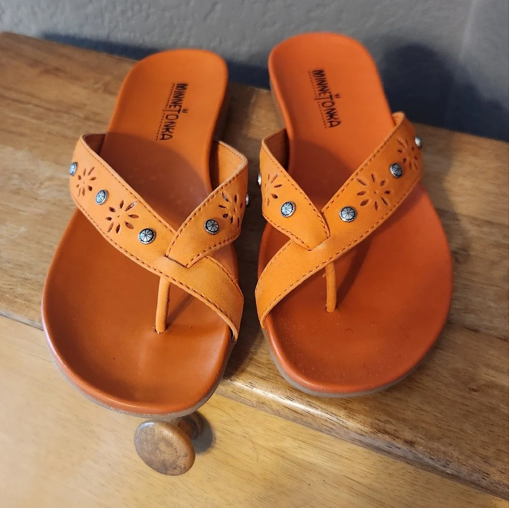NWT Minnetonka Madelyn Thong Orange Leather Flip-Flop, Size 7 - Picture 1 of 7